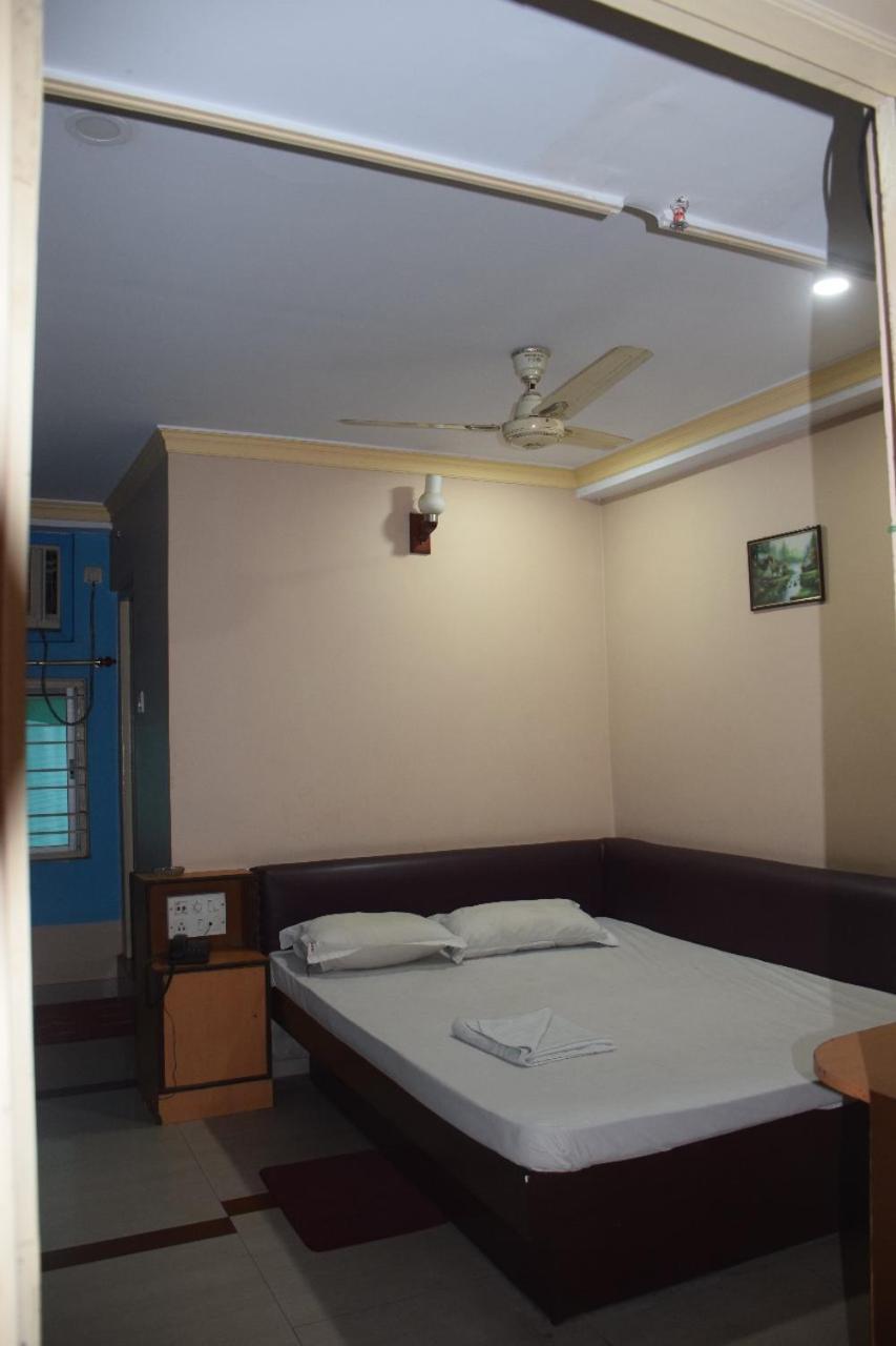 Starline Hotel Agartala Buitenkant foto
